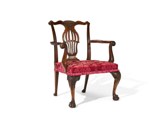 AN IRISH GEORGE II WALNUT ARMCHAIR - photo 2