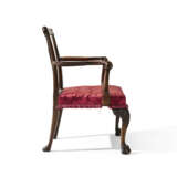 AN IRISH GEORGE II WALNUT ARMCHAIR - photo 3