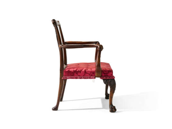 AN IRISH GEORGE II WALNUT ARMCHAIR - photo 3