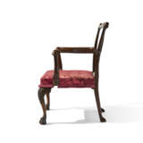 AN IRISH GEORGE II WALNUT ARMCHAIR - photo 4