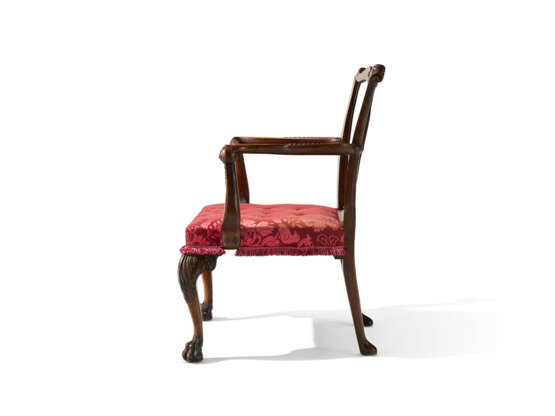 AN IRISH GEORGE II WALNUT ARMCHAIR - photo 4