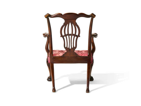 AN IRISH GEORGE II WALNUT ARMCHAIR - photo 5