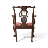 AN IRISH GEORGE II WALNUT ARMCHAIR - photo 5