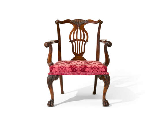 AN IRISH GEORGE II WALNUT ARMCHAIR - photo 6