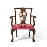 AN IRISH GEORGE II WALNUT ARMCHAIR - photo 6