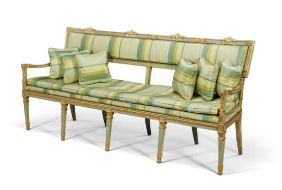 A SET OF ITALIAN PARCEL-GILT AND BLUE-PAINTED SEAT FURNITURE - photo 2