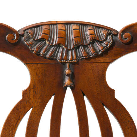 AN IRISH GEORGE II WALNUT ARMCHAIR - photo 7