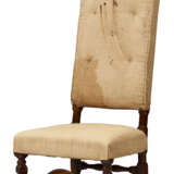 A SET OF FIVE WILLIAM AND MARY WALNUT SIDE CHAIRS - photo 3