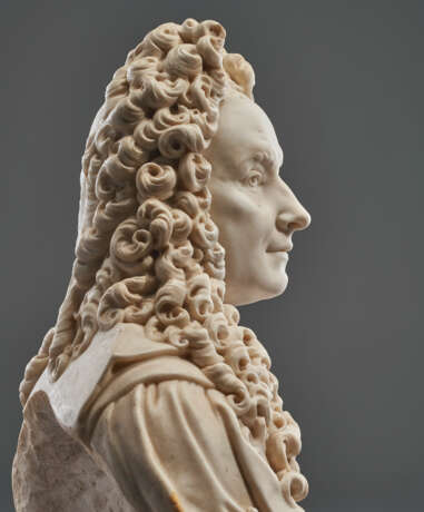 A FRENCH MARBLE BUST OF A GENTLEMAN - фото 12