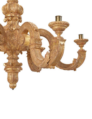 AN ENGLISH GILTWOOD AND GILT GESSO SIX-LIGHT CHANDELIER - Foto 6