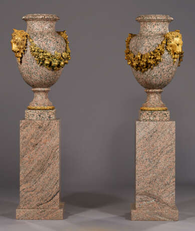 A LARGE PAIR OF FRENCH ORMOLU-MOUNTED GRANITE URNS ON ASSOCIATED PEDESTALS - photo 2