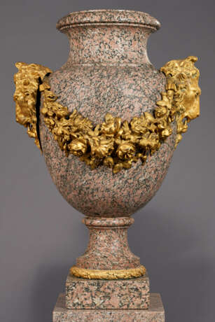 A LARGE PAIR OF FRENCH ORMOLU-MOUNTED GRANITE URNS ON ASSOCIATED PEDESTALS - photo 3