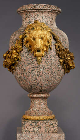 A LARGE PAIR OF FRENCH ORMOLU-MOUNTED GRANITE URNS ON ASSOCIATED PEDESTALS - photo 4