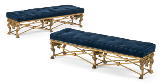 A PAIR OF GILT-BRONZE BANQUETTES - Foto 1