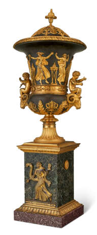 AN EMPIRE ORMOLU-MOUNTED PATINATED BRONZE VASE AND COVER - Foto 1