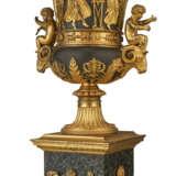 AN EMPIRE ORMOLU-MOUNTED PATINATED BRONZE VASE AND COVER - Foto 1