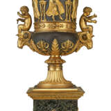 AN EMPIRE ORMOLU-MOUNTED PATINATED BRONZE VASE AND COVER - Foto 2