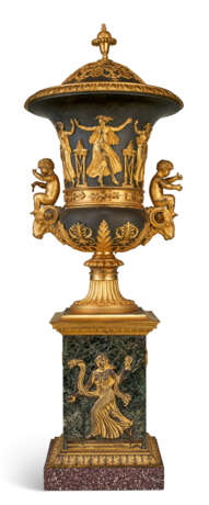 AN EMPIRE ORMOLU-MOUNTED PATINATED BRONZE VASE AND COVER - Foto 2