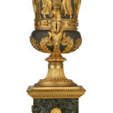 AN EMPIRE ORMOLU-MOUNTED PATINATED BRONZE VASE AND COVER - Foto 3