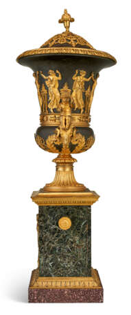 AN EMPIRE ORMOLU-MOUNTED PATINATED BRONZE VASE AND COVER - Foto 3