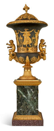 AN EMPIRE ORMOLU-MOUNTED PATINATED BRONZE VASE AND COVER - Foto 4