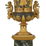 AN EMPIRE ORMOLU-MOUNTED PATINATED BRONZE VASE AND COVER - Foto 4