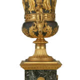 AN EMPIRE ORMOLU-MOUNTED PATINATED BRONZE VASE AND COVER - Foto 5