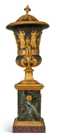 AN EMPIRE ORMOLU-MOUNTED PATINATED BRONZE VASE AND COVER - Foto 5