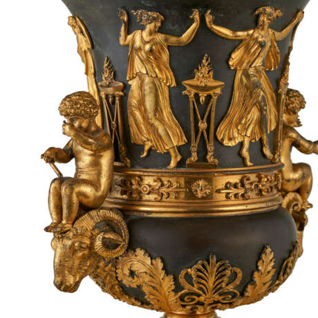 AN EMPIRE ORMOLU-MOUNTED PATINATED BRONZE VASE AND COVER - Foto 6