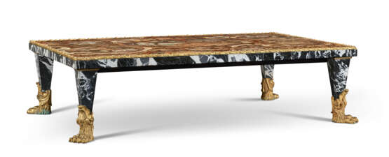 AN ORMOLU-MOUNTED, PETRIFIED WOOD, AND BIANCO E NERO MARBLE VENEERED LOW TABLE - Foto 1