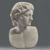 AN ITALIAN WHITE MARBLE BUST OF ANTINOUS AS DIONYSUS - Foto 3