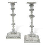 A PAIR OF GEORGE III SILVER CANDLESTICKS - фото 1