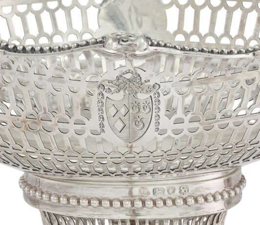 A GEORGE III SILVER EIGHT BRANCH EPERGNE - фото 3