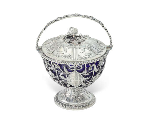 A PAIR OF GEORGE III SILVER TEA CADDIES AND A MATCHING SUGAR BASKET AND COVER - Foto 3