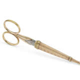 AN IMPERIAL PAIR OF TWO-COLOR GOLD-MOUNTED SCISSORS - фото 1