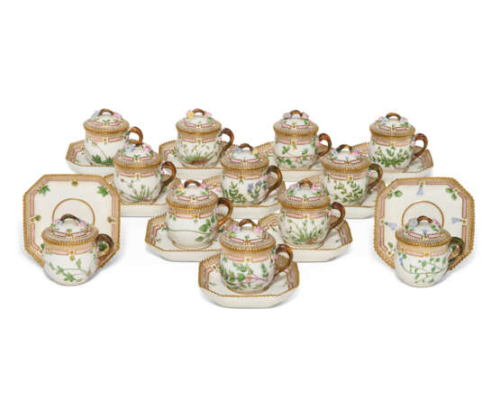 TWELVE ROYAL COPENHAGEN PORCELAIN ‘FLORA DANICA’ CUSTARD CUPS, COVERS AND STANDS - фото 1