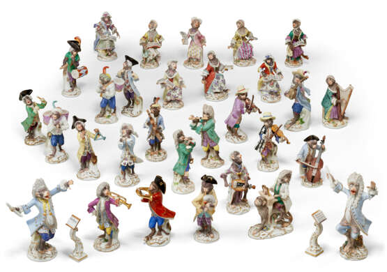 THIRTY-TWO MEISSEN PORCELAIN MONKEY BAND FIGURES - фото 1