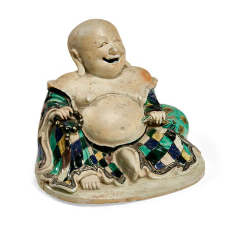 A CHINESE EXPORT PORCELAIN BISCUIT-GLAZED FIGURE OF A LAUGHING BUDDHA - Foto 1