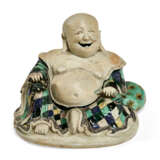 A CHINESE EXPORT PORCELAIN BISCUIT-GLAZED FIGURE OF A LAUGHING BUDDHA - Foto 2