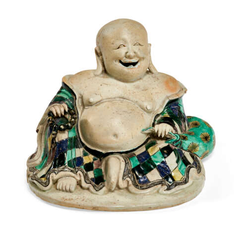 A CHINESE EXPORT PORCELAIN BISCUIT-GLAZED FIGURE OF A LAUGHING BUDDHA - Foto 2