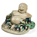 A CHINESE EXPORT PORCELAIN BISCUIT-GLAZED FIGURE OF A LAUGHING BUDDHA - Foto 3