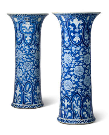 A LARGE PAIR OF CHINESE EXPORT PORCELAIN BLUE AND WHITE BEAKER VASES - Foto 1