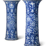 A LARGE PAIR OF CHINESE EXPORT PORCELAIN BLUE AND WHITE BEAKER VASES - Foto 1