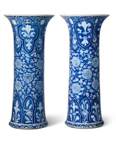 A LARGE PAIR OF CHINESE EXPORT PORCELAIN BLUE AND WHITE BEAKER VASES - Foto 2