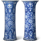 A LARGE PAIR OF CHINESE EXPORT PORCELAIN BLUE AND WHITE BEAKER VASES - Foto 3