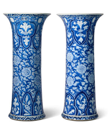 A LARGE PAIR OF CHINESE EXPORT PORCELAIN BLUE AND WHITE BEAKER VASES - Foto 3