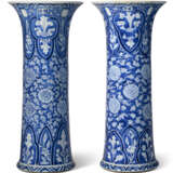 A LARGE PAIR OF CHINESE EXPORT PORCELAIN BLUE AND WHITE BEAKER VASES - Foto 4