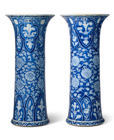 A LARGE PAIR OF CHINESE EXPORT PORCELAIN BLUE AND WHITE BEAKER VASES - Foto 4