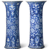 A LARGE PAIR OF CHINESE EXPORT PORCELAIN BLUE AND WHITE BEAKER VASES - Foto 5