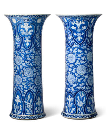 A LARGE PAIR OF CHINESE EXPORT PORCELAIN BLUE AND WHITE BEAKER VASES - Foto 5